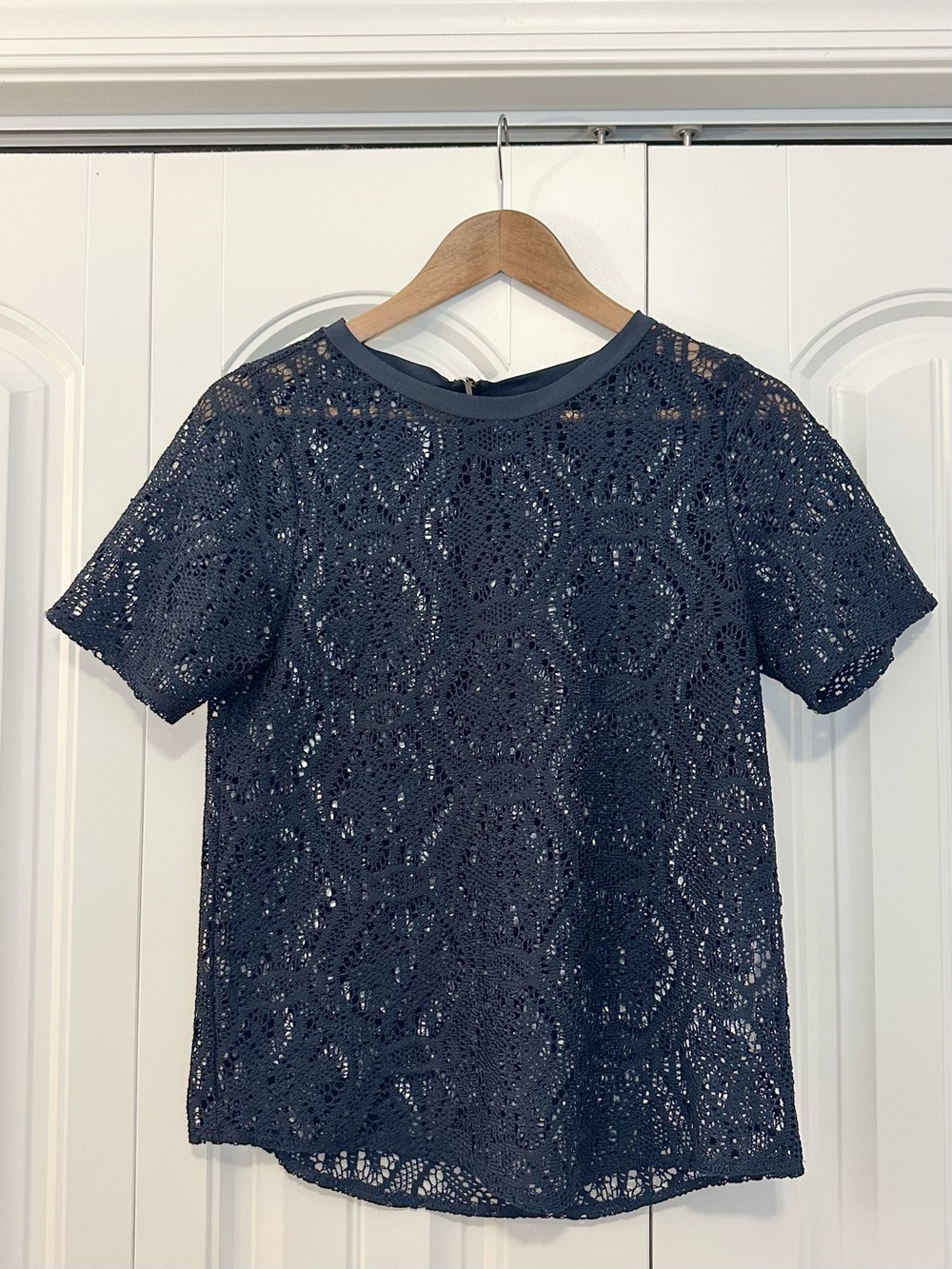 ✨Banana Republic Women's Navy Lace Short Sleeve Top Size Small ✨